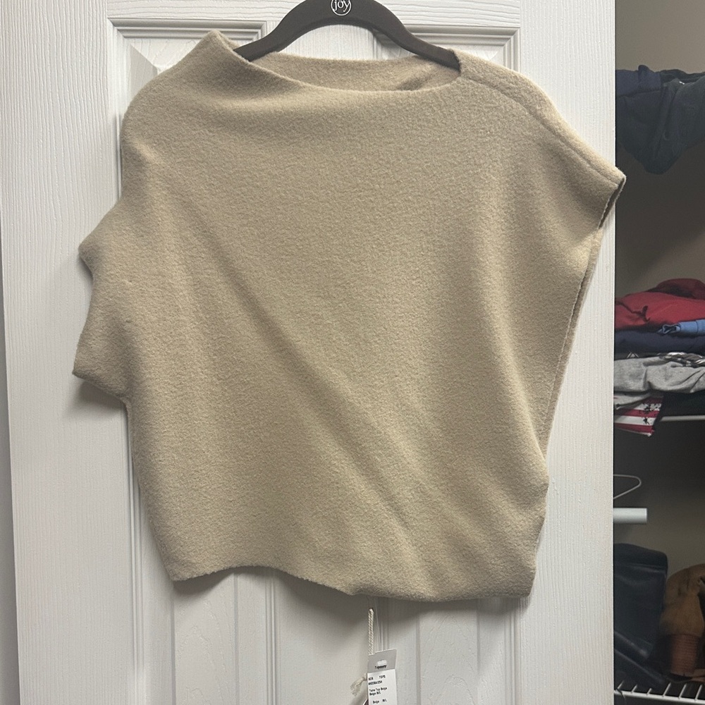 Kerisma Boxy Short-Sleeve Turtleneck Sweater in Beige